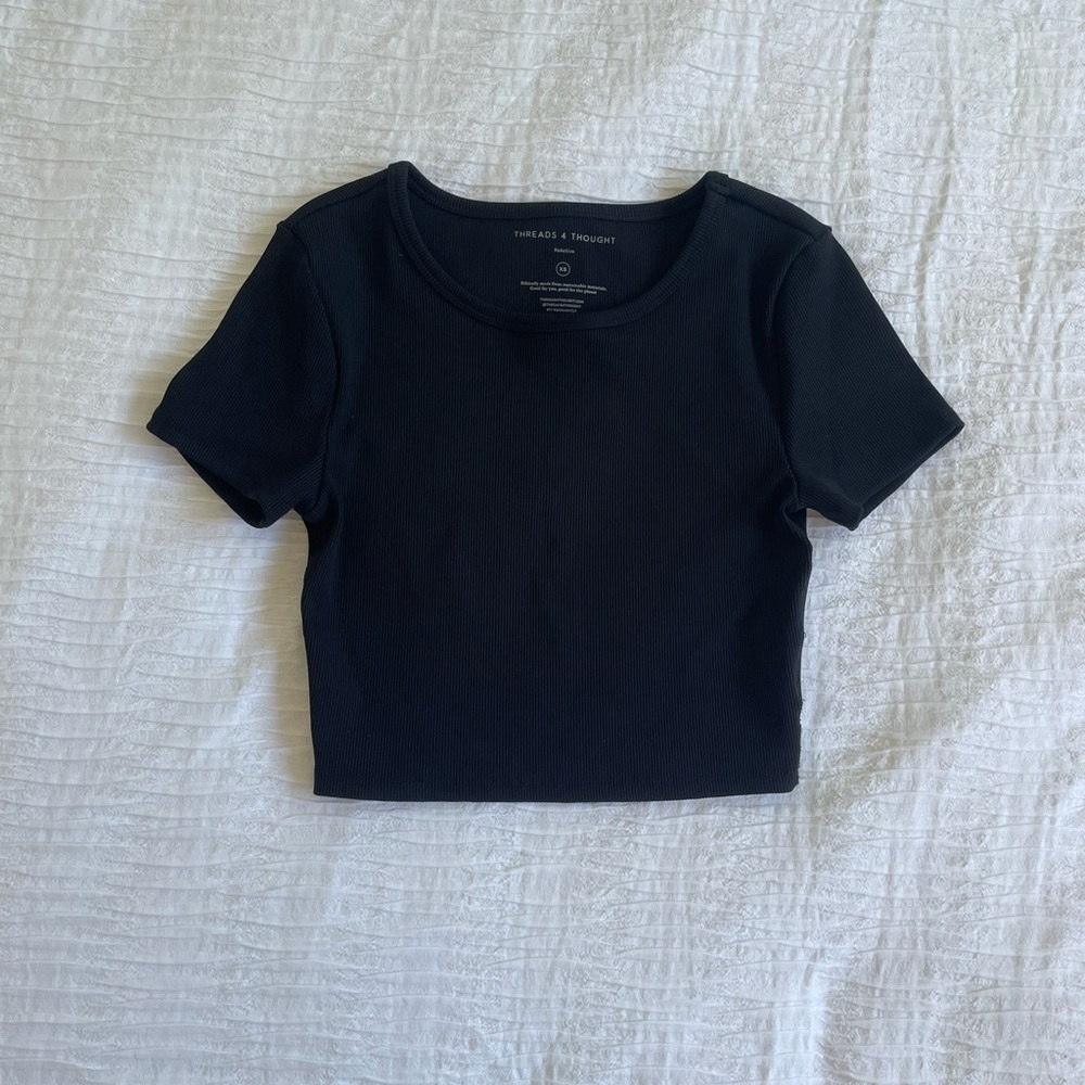 Black ribbed sports crop top